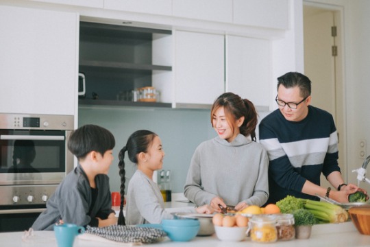 cheerful-asian-chinese-young-family-540x360